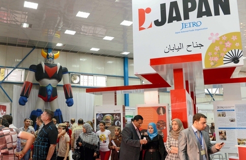 朝日新聞2012/11/4ニュース「グレンダイザー」イラクに立つ　２３年ぶりの日本館